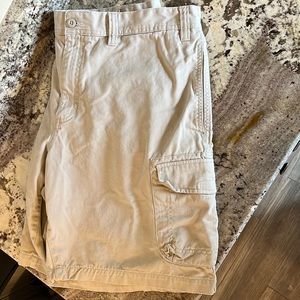 Eddie Baurer khakis cargo shorts - 38